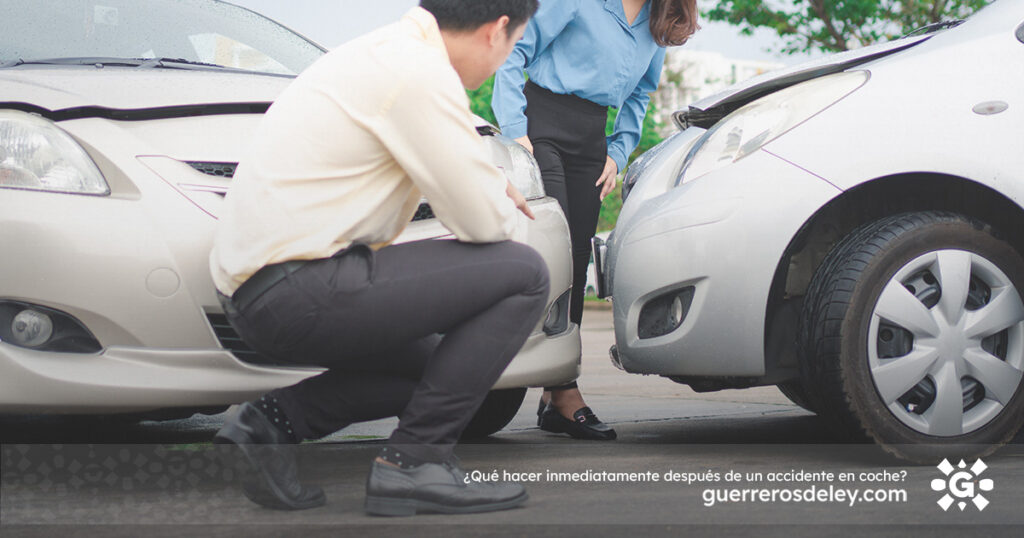 Conductores revisan daños después de accidente