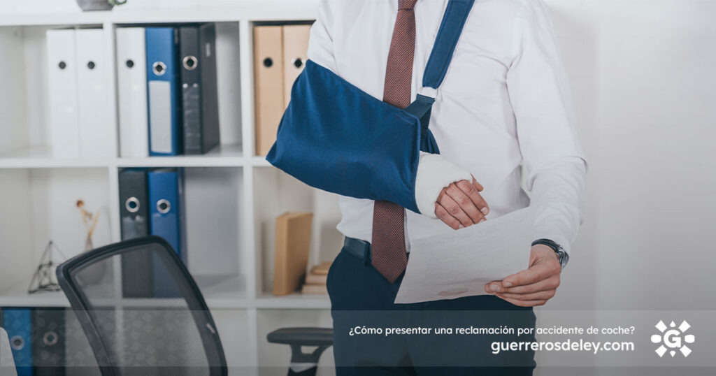 Hombre lee reclamo por accidente