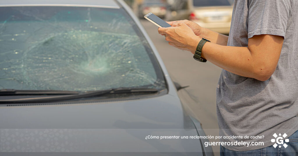 Joven documenta la escena del accidente