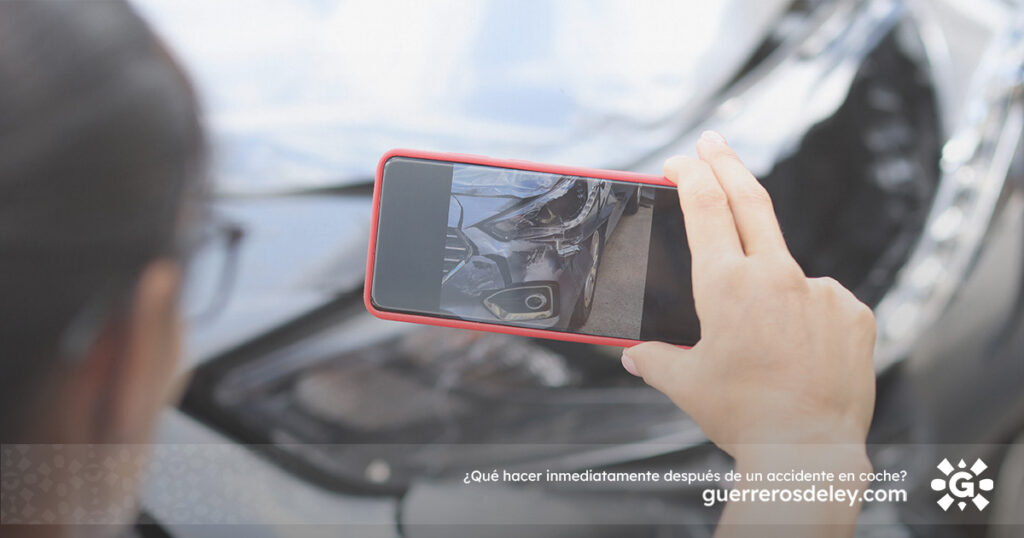 Mujer toma fotografías tras accidente automovilístico