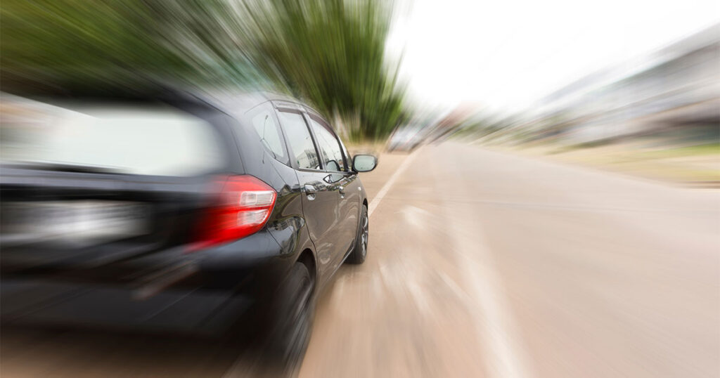 auto rebasando límite de velocidad