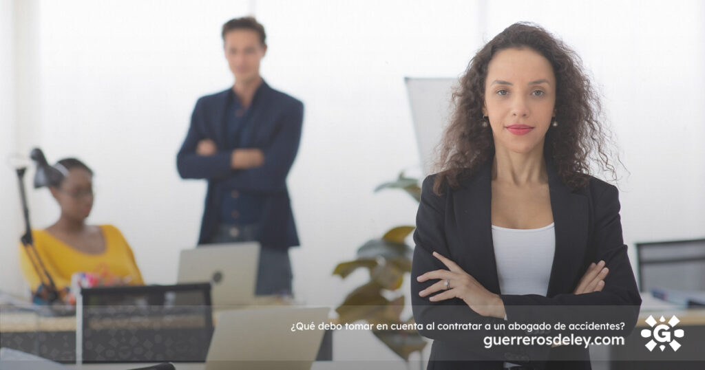 Abogada mirando al frente con brazos cruzados