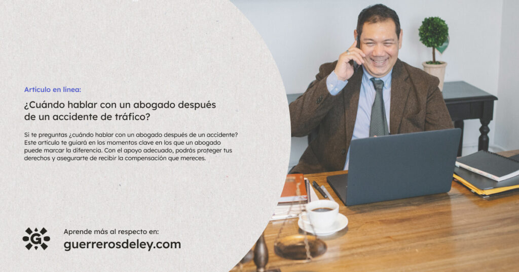 Abogado sonriente en escritorio llamando