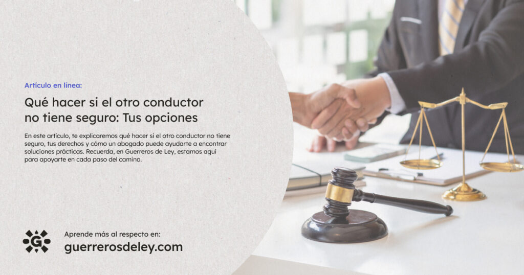 Abogado y cliente estrechando manos