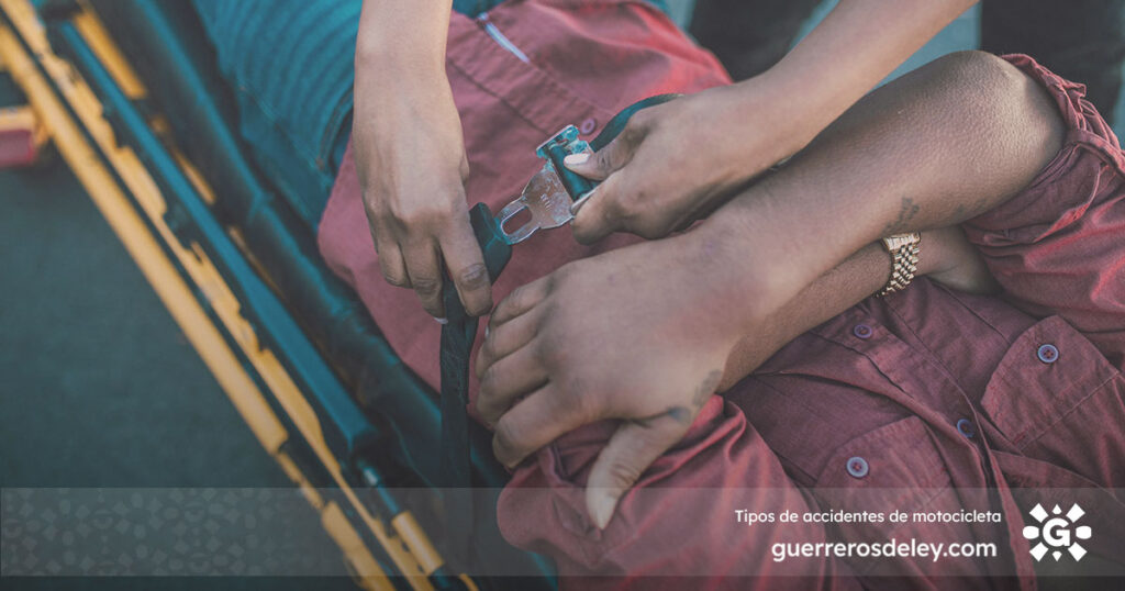 Accidentado en camilla es atendido