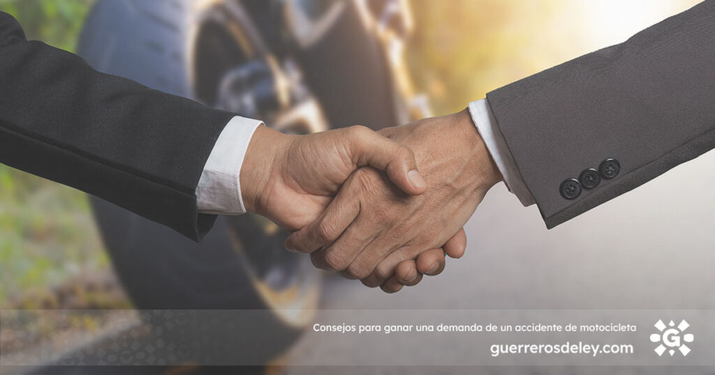 Aprentón de manos con motocicleta de fondo