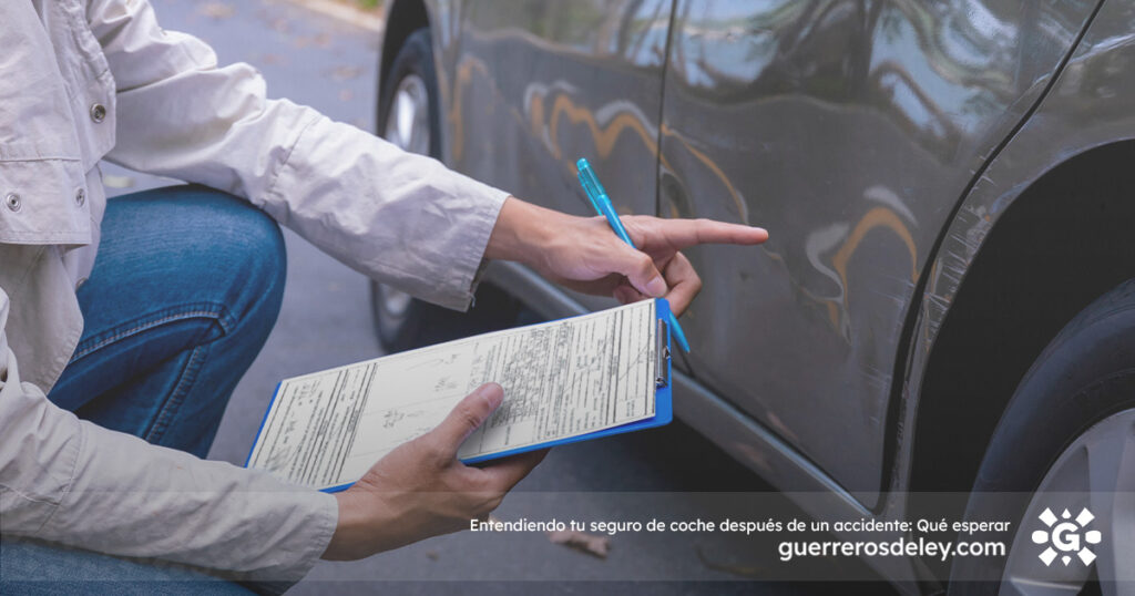 Aseguradora revisa daños tras accidente de auto
