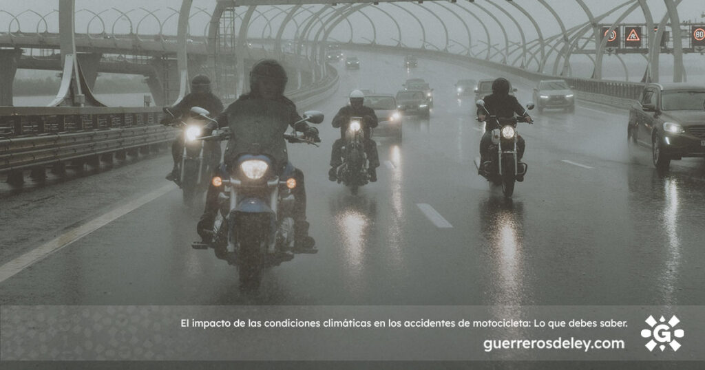 Carretera con motos en lluvia