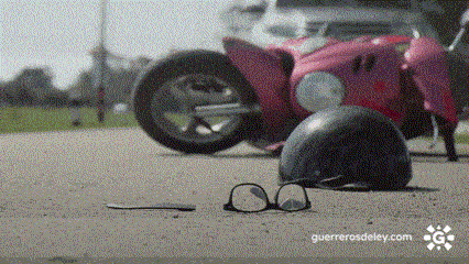 Casco y anteojos sobre asfalto