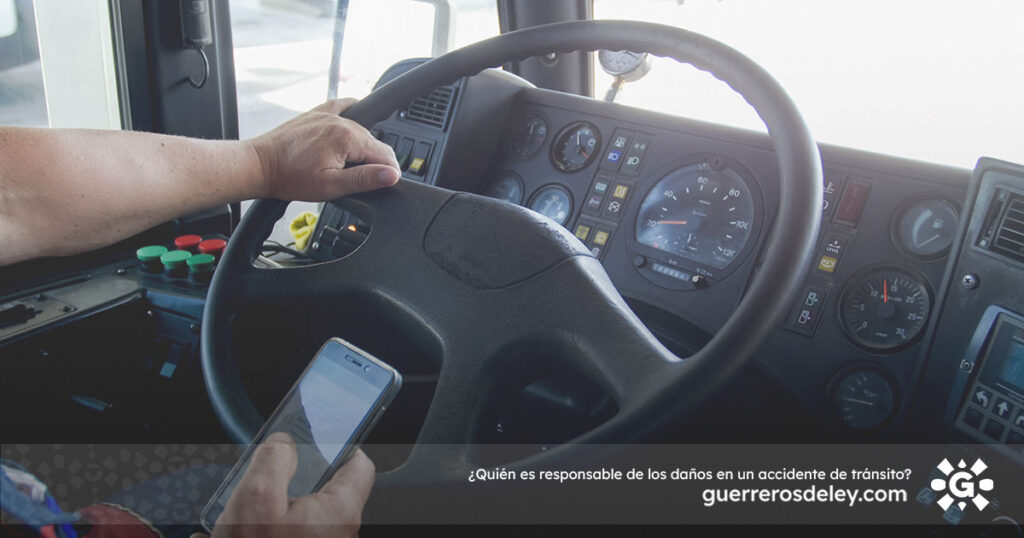Conductor de camión con celular el volante