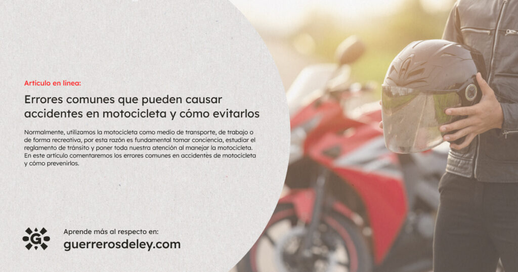 Conductor de moto con casco en mano