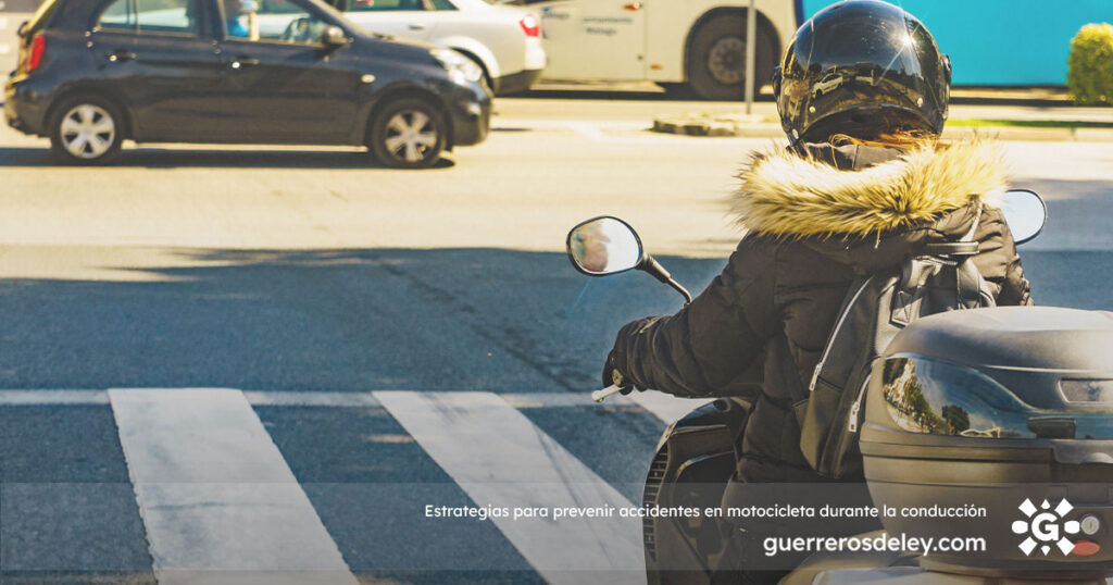 Conductor de motocicleta a punto de cruzar avenida