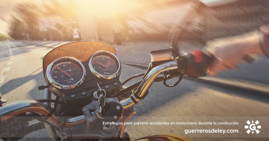 Conductor de motocicleta al volante