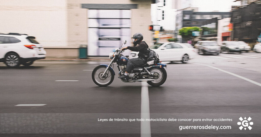 Conductor en motocicleta en movimiento