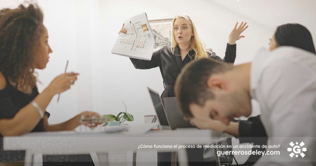 Discusión entre dos partes sobre accidente automovilístico