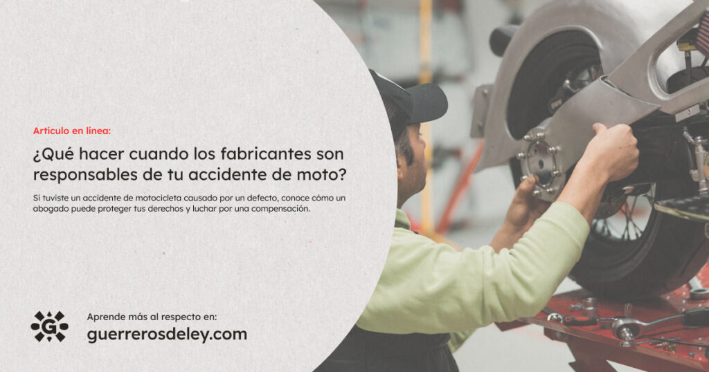 Empleado ensambla motocicleta