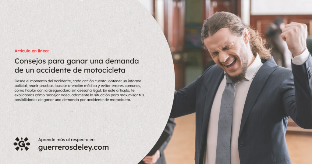 Hombre celebra victoria en la corte