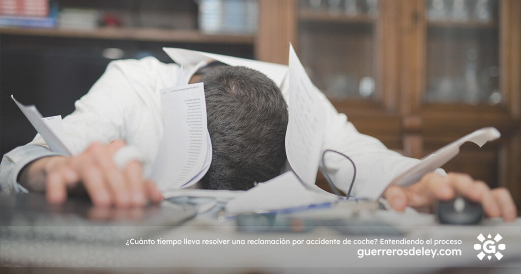 Hombre frustrado tras proceso de compensación