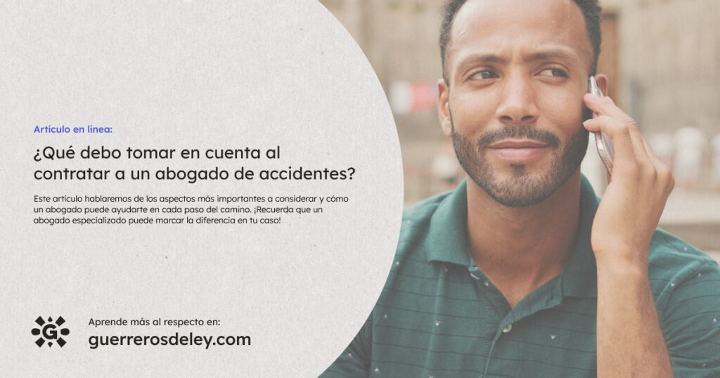 Hombre latino al teléfono