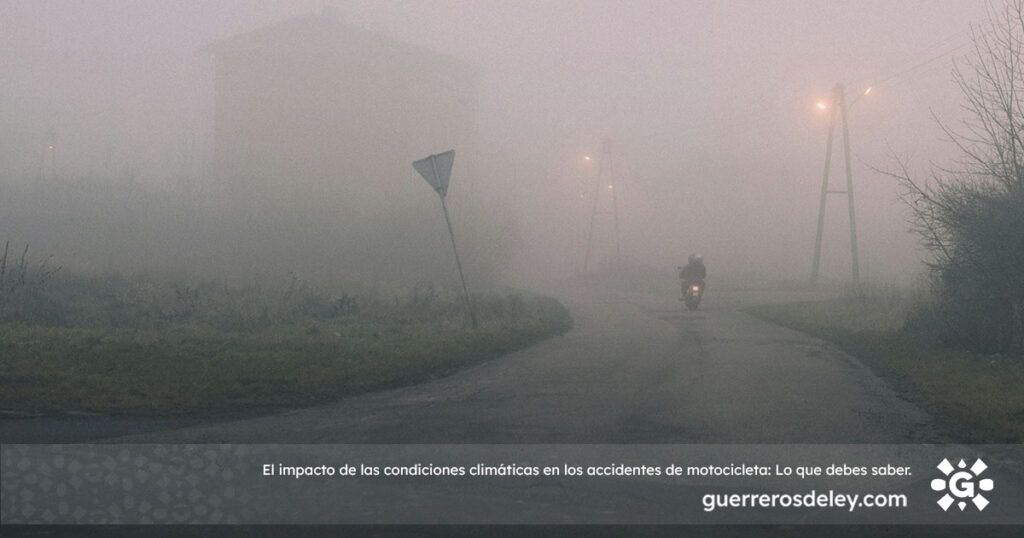 Motocicleta conduce en neblina