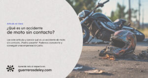 Motocicleta y casco tirados en carretera