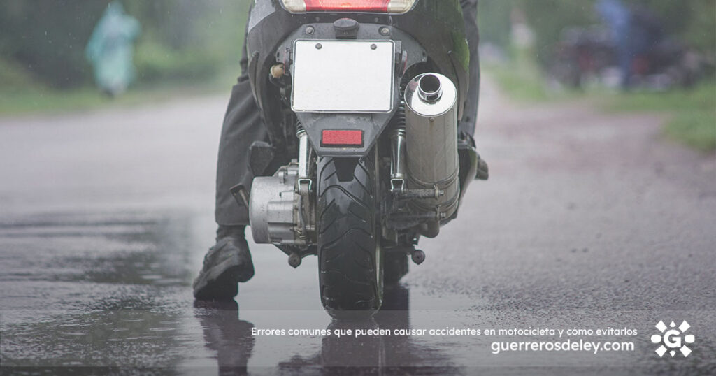 Motocicleta y conductor sobre asfalto mojado