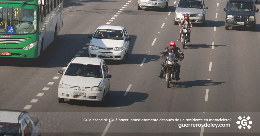 Motocicletas en carretera rodeadas por tráfico