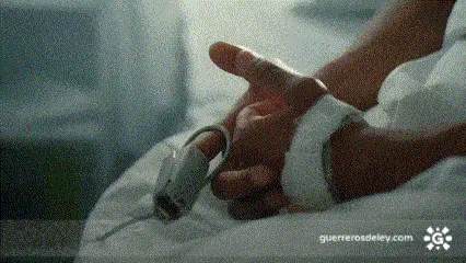 Oximetro de pulso mano de paciente