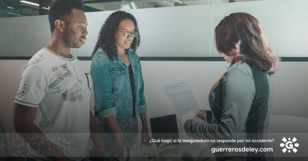 Pareja conversa con un abogado