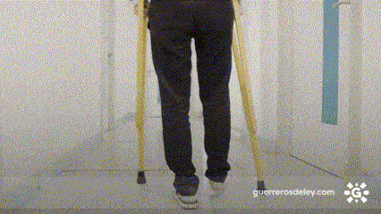 Persona caminando con muletas