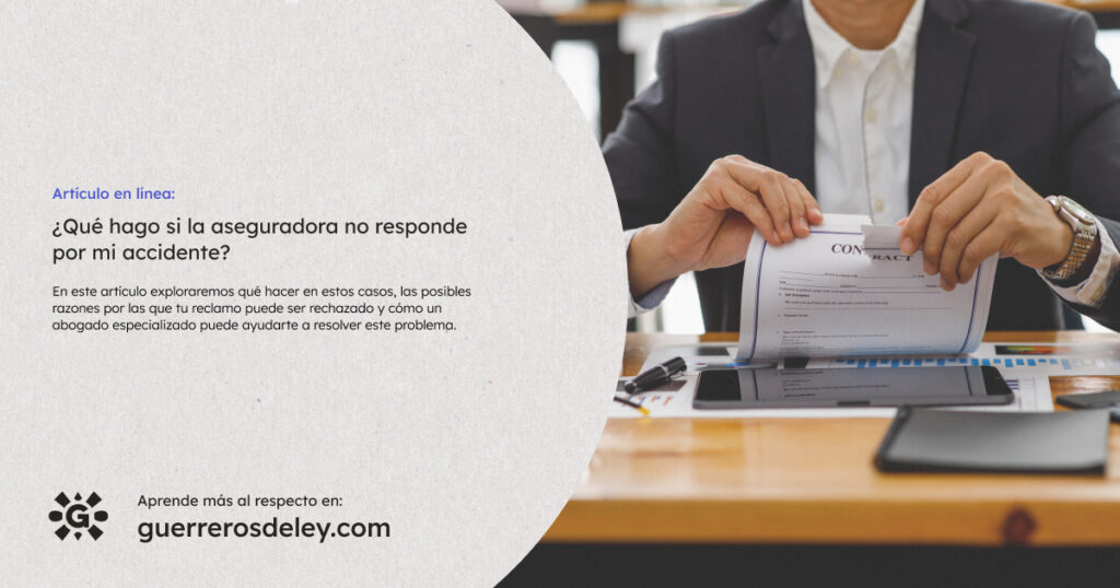 Persona en traje rompe un contrato