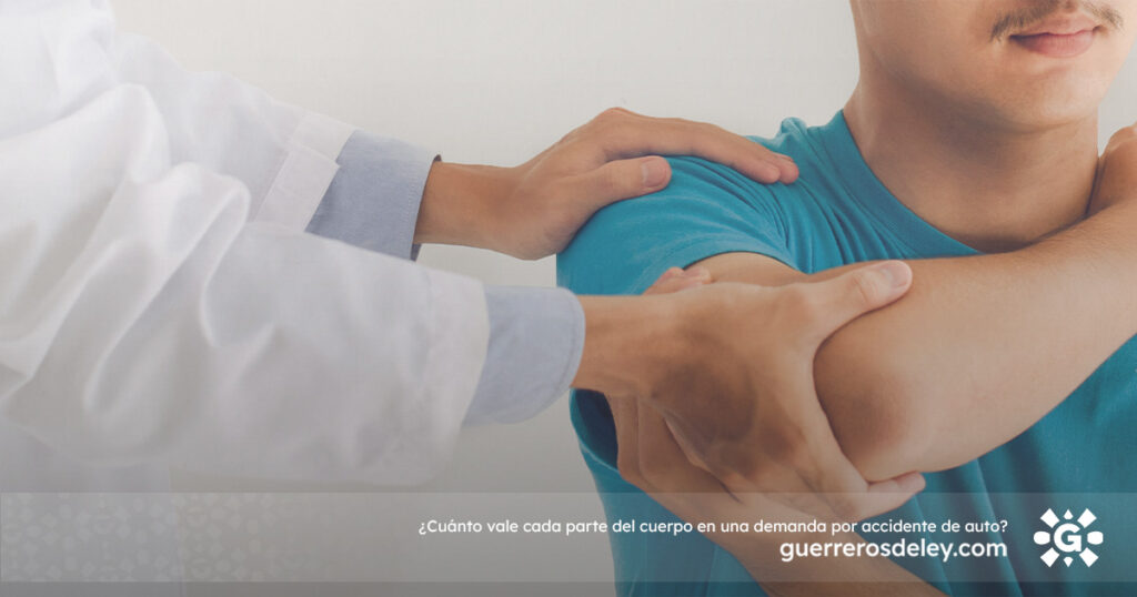 médico revisa a paciente tras accidente