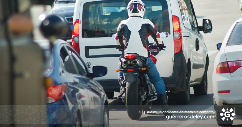motocicleta detrás de automóvi