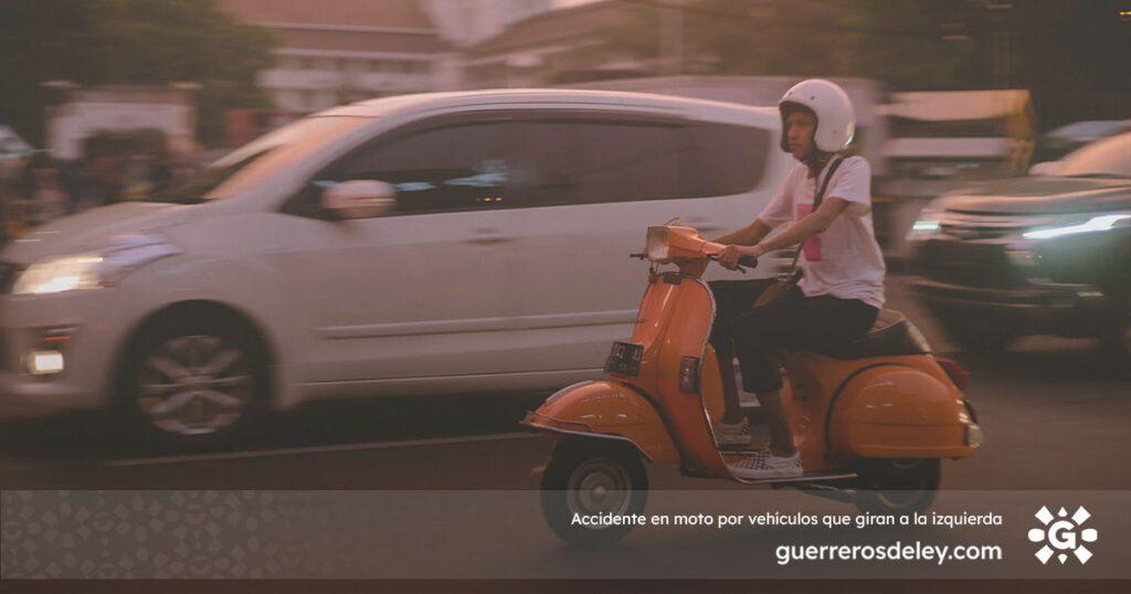 Calle concurrida con autos y motocicleta
