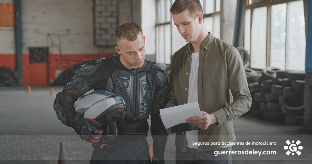 Motociclista es asesorado