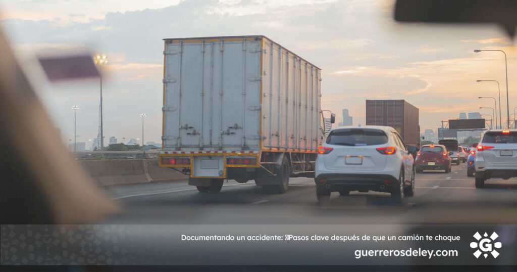 Vista de camión y auto desde otro automóvil