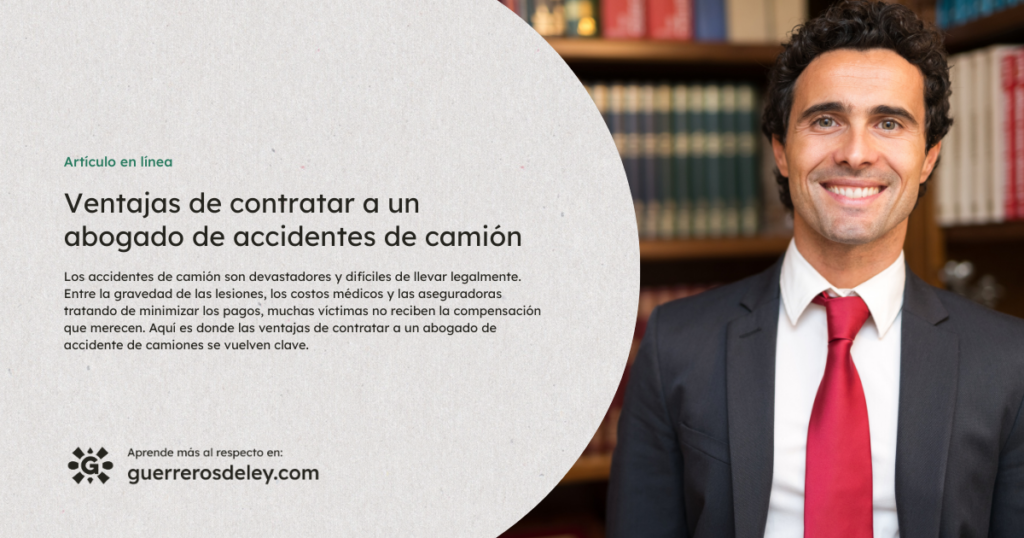 Abogado sonriendo en despacho