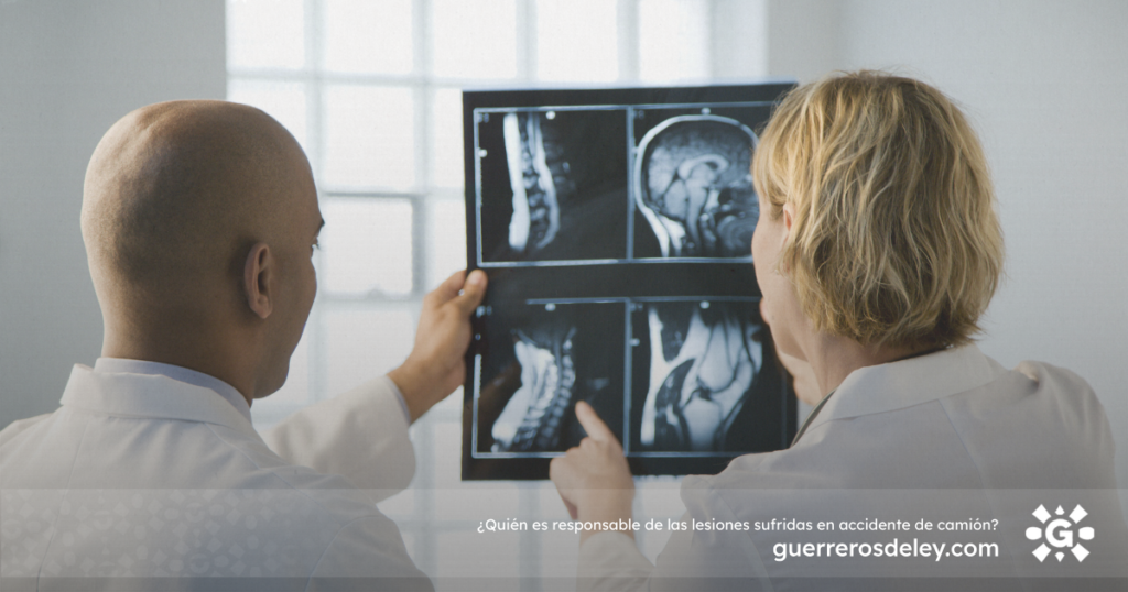 Doctores analizando x-ray