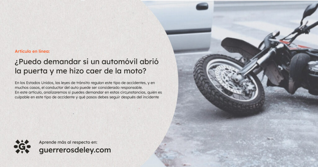 Motocicleta tirada tras puerta de auto abierta