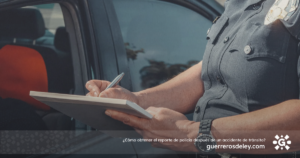 policia haciendo reporte